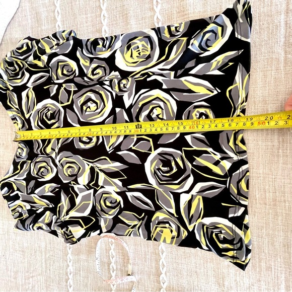 Briggs NY Floral Twist-Front Blouse - Black, Yellow, and Gray Size: PM NWOT - Picture 10 of 12